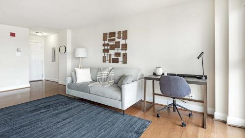 Landing - Modern Apartment with Amazing Amenities ID1316X116 in Bethesda, USA