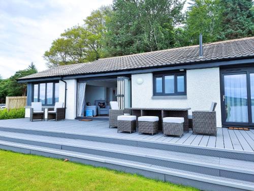 Shoreside Villa - immaculate waterfront property in Skelmorlie