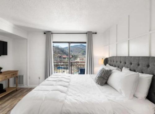 L510 Beautiful Condo w Views, close to Downtown in Gatlinburg, USA
