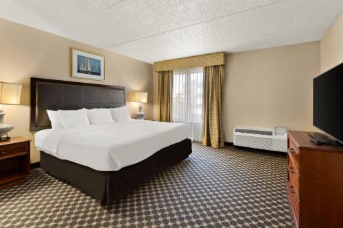 Hotel RL Cleveland Airport West