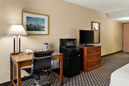 Hotel RL Cleveland Airport West