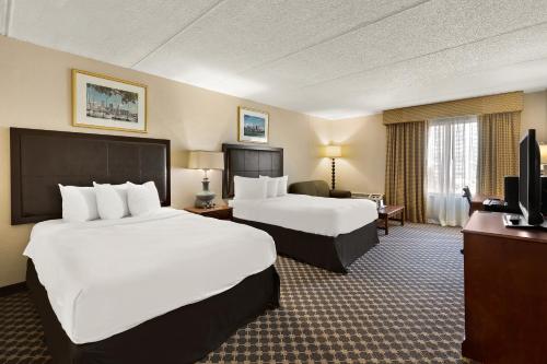 Hotel RL Cleveland Airport West