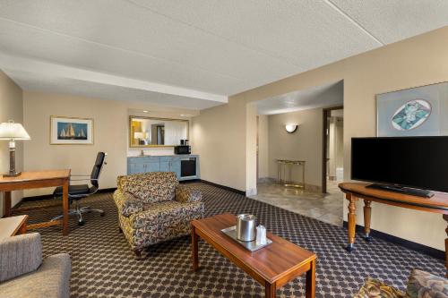 Hotel RL Cleveland Airport West