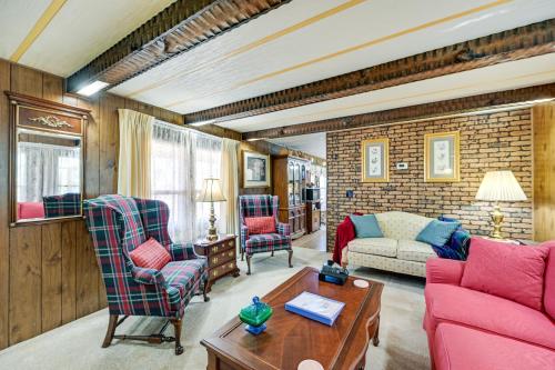 . Classic Country Retreat in Ronda on 5 Acres!