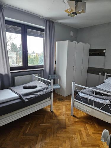 2 twin beds