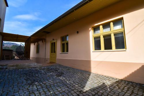 La Côte 26 - Restored Saxon Style House in the Old Town with Jacuzzi and Private Parking