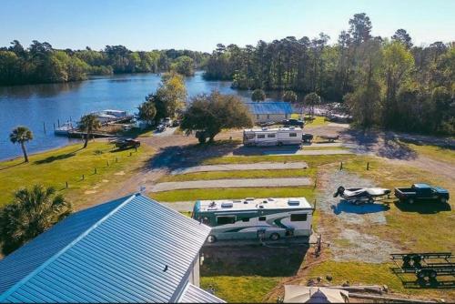 Bells Marina & Fishing Resort - Santee Lake Marion by I95 - Family Adventure, Pets on Request!