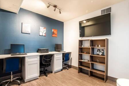 The Vistas 119 Modern studio with full kitchen 1st floor great location - image 9