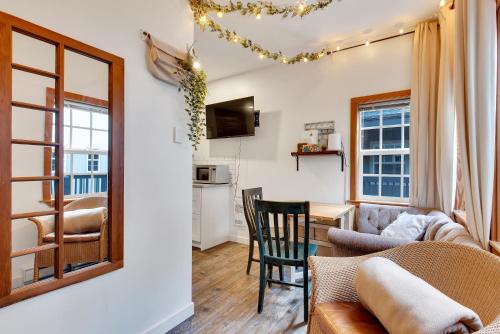 The Boardwalk, Pet Friendly Studio at The Beach in Ucluelet, Canada