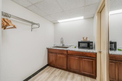 America's Best Value Inn Cookeville - image 14