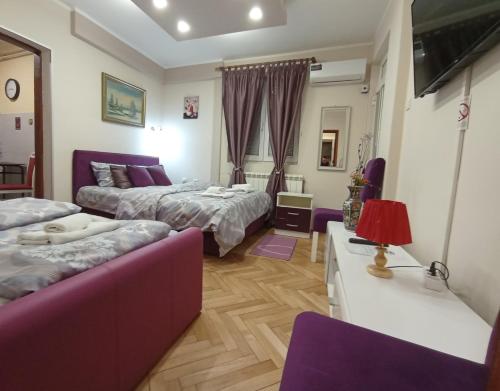 1 queen bed, 1 twin bed