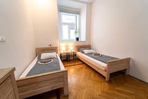 3 twin beds
