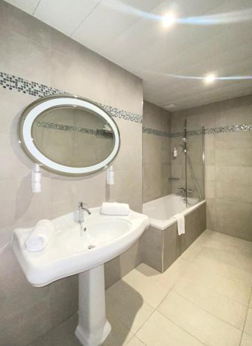Deluxe Double or Twin Room with Sea View image 6