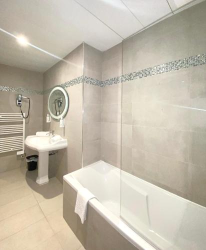 Deluxe Double or Twin Room with Sea View image 5