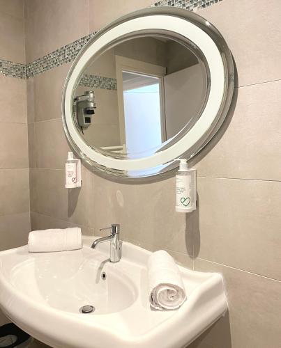 Deluxe Double or Twin Room with Sea View image 7