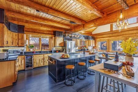Luxury Family Cabin at Summit West