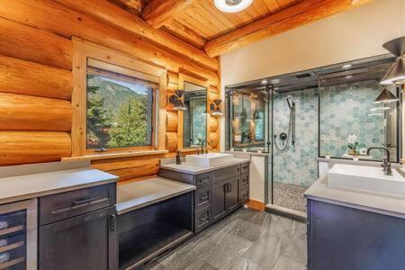 Luxury Family Cabin at Summit West detail