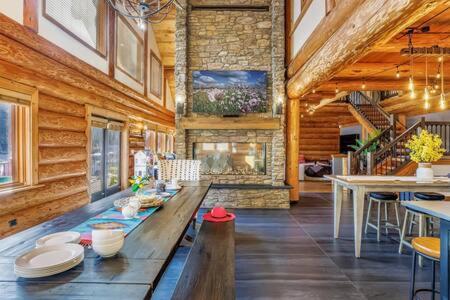 Luxury Family Cabin at Summit West