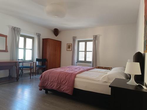1 queen bed, 2 twin beds