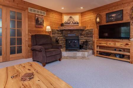 Coastal Haven Lake Superior w Fire Pit - image 14