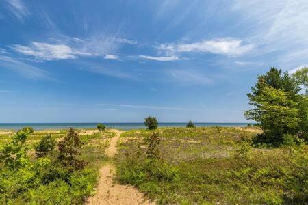 Coastal Haven Lake Superior w Fire Pit - image 6