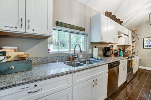 Konyha, Updated 3bd Cottage on Bike Trail w/ River access! in Loveland