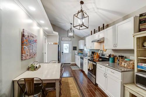 Konyha, Updated 3bd Cottage on Bike Trail w/ River access! in Loveland