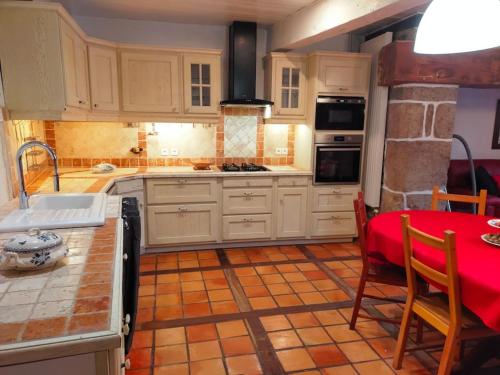 Konyha, Gîte 6 pers. Lo Jaç de Foart (Gite 6 pers. Lo Jac de Foart) in Saint-Felicien
