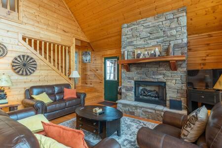 Views on 2 Decks~Pool Table~Hot Tub~Near Asheville in Swiss, USA