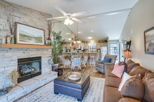 Lakefront Osage Beach Abode w/ Grill & Pool Access, Osage Beach