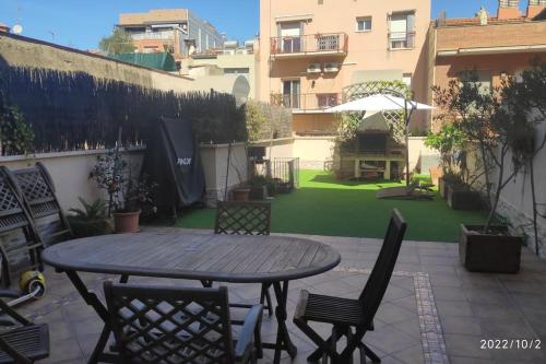 B&B Sant Feliu de Llobregat - Precioso apartamento con magnífico patio. - Bed and Breakfast Sant Feliu de Llobregat