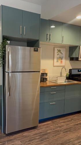 Cozy Private Bungalow walkable to beach! - 30 days or more ONLY in Long Beach, USA
