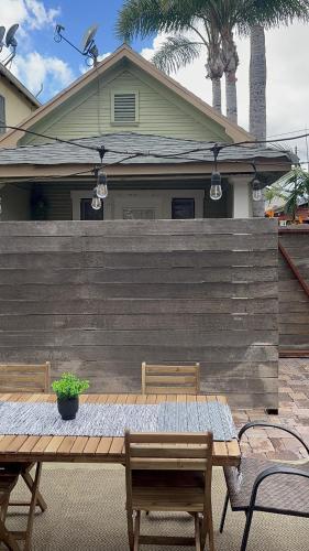 Cozy Private Bungalow walkable to beach! - 30 days or more ONLY in Long Beach, USA