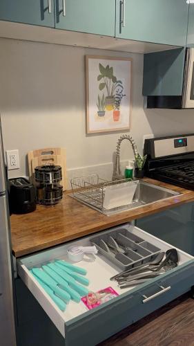 Cozy Private Bungalow walkable to beach! - 30 days or more ONLY in Long Beach, USA