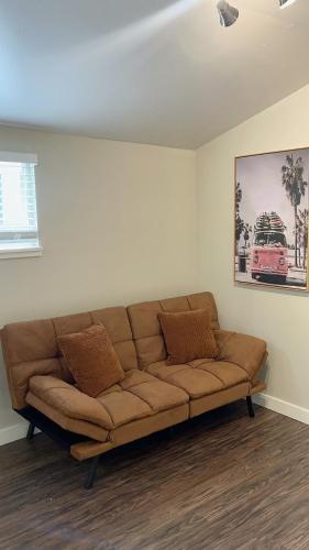 Cozy Private Bungalow walkable to beach! - 30 days or more ONLY in Long Beach, USA
