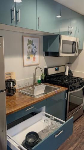 Cozy Private Bungalow walkable to beach! - 30 days or more ONLY in Long Beach, USA