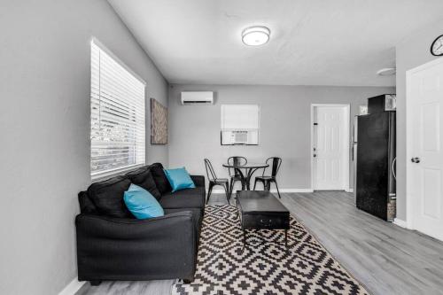 Dania #3 - Cozy 1 Bedroom, 6 minutes to the Ocean with Parking in Dania Beach, USA