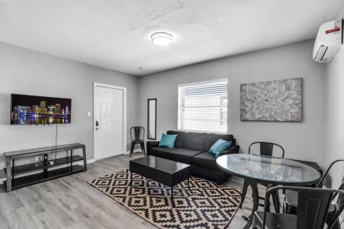 Dania #3 - Cozy 1 Bedroom, 6 minutes to the Ocean with Parking in Dania Beach, USA