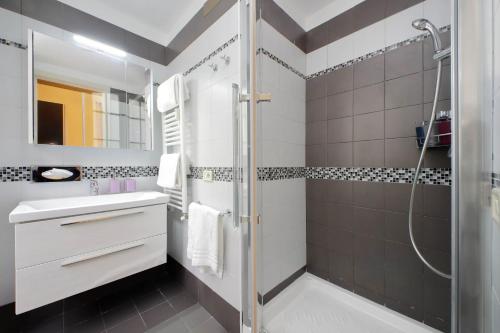 CASA GIULIANA - 3BR 2BATH, 2nd floor historic mansion with lift & doorman, comfortable, chic, family friendly, 600 meters from Vatican & Ottaviano metro, quietest area of P R A T I wealthy, secure, accessible district - Warm guest care in 4 languages, Rome (photo 9)
