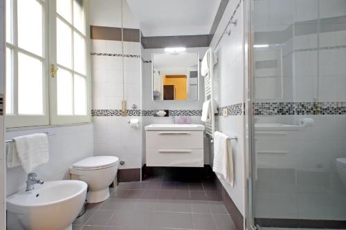 CASA GIULIANA - 3BR 2BATH, 2nd floor historic mansion with lift & doorman, comfortable, chic, family friendly, 600 meters from Vatican & Ottaviano metro, quietest area of P R A T I wealthy, secure, accessible district - Warm guest care in 4 languages, Rome (photo 8)