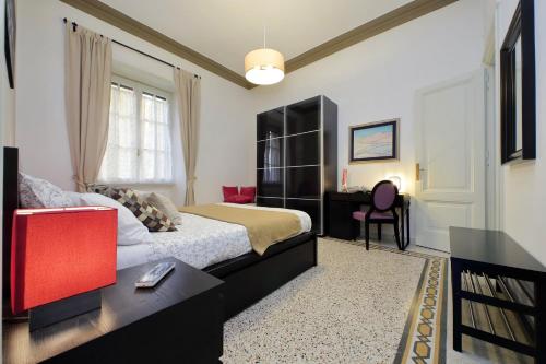 CASA GIULIANA - 3BR 2BATH, 2nd floor historic mansion with lift & doorman, comfortable, chic, family friendly, 600 meters from Vatican & Ottaviano metro, quietest area of P R A T I wealthy, secure, accessible district - Warm guest care in 4 languages, Rome (photo 7)