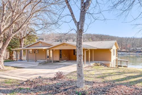 Spacious Cabin with Private Dock on White River! in Flippin, USA