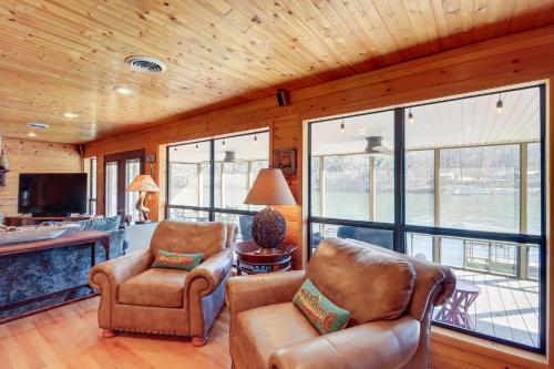 Spacious Cabin with Private Dock on White River! in Flippin, USA