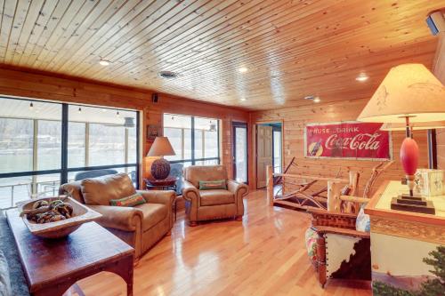 Spacious Cabin with Private Dock on White River! in Flippin, USA