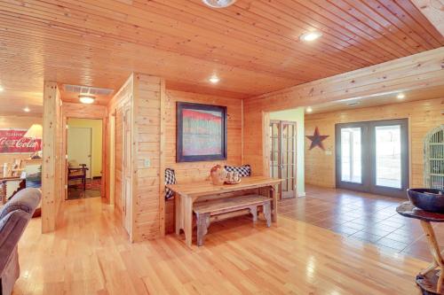 Spacious Cabin with Private Dock on White River! in Flippin, USA