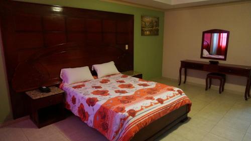 Suite with Hot Tub image 3