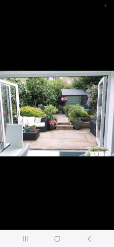 Homestay, Upmarket, Wimbledon & Southfields; beside tube; (20 mins to centre) walk to Tennis :, Londra