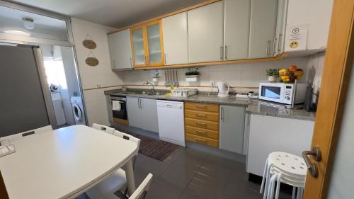 ห้องครัว, Apartamento Familiar T3 em Valongo com Terraço Privativo e Churrasqueira (Apartamento Familiar T3 em Valongo com Terraco Privativo e Churrasqueira) in วาลองโก
