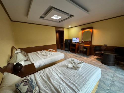 Triple Room with Balcony image 10