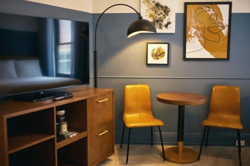 Superior King Room image 3